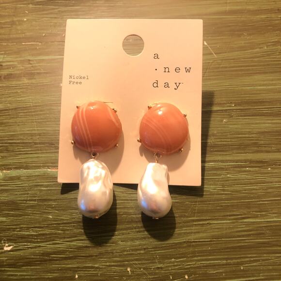 A New Day NWT Peach/Pink and Pearl Gold Drop/Dangle Earrings - Picture 2 of 4